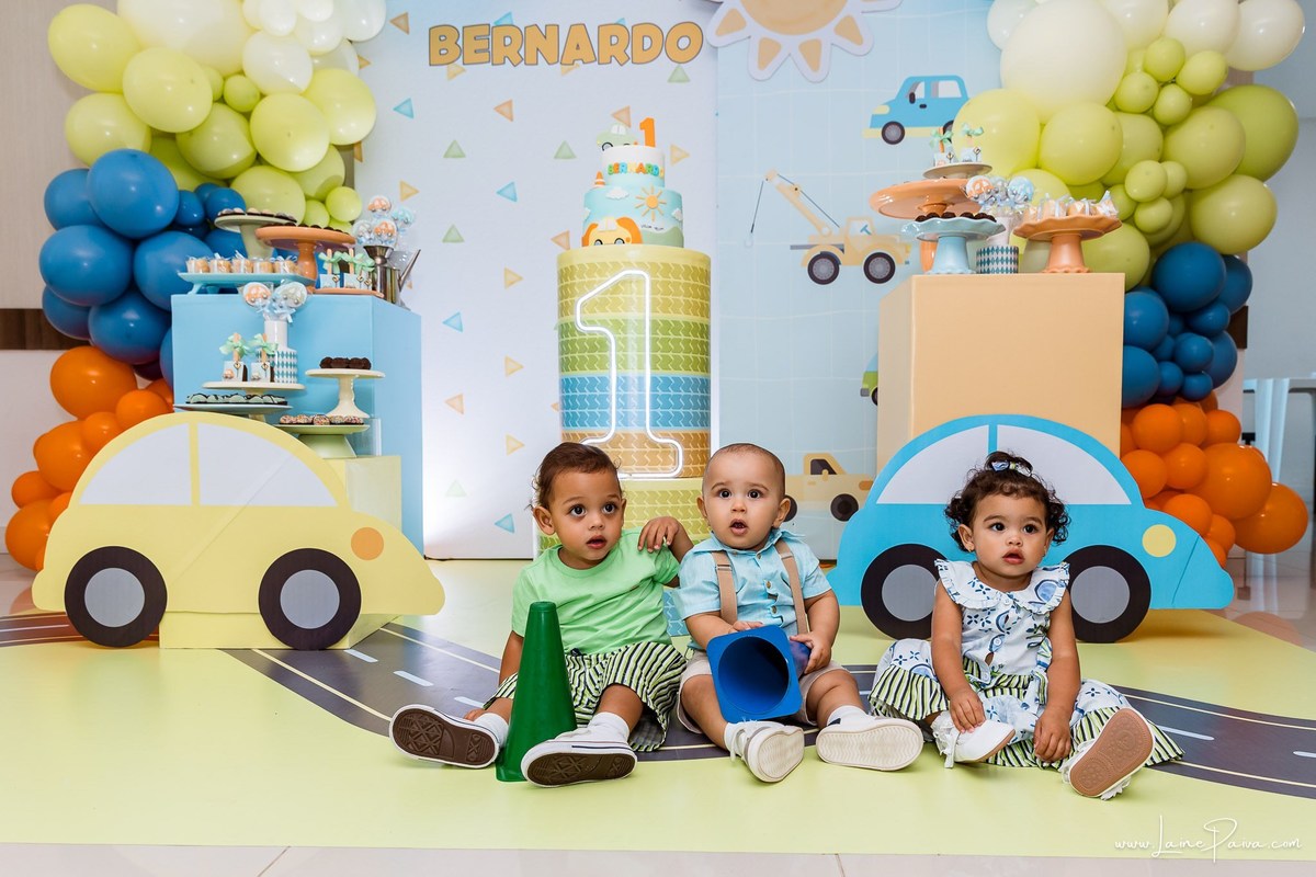 Festa de 1 ano do Bernardo no condomínio, com tema de carros e trânsito, cheia de brincadeiras, diversão para as crianças e muito carinho de familiares e amigos. Fotografia de aniversario infantil em natal rn.
