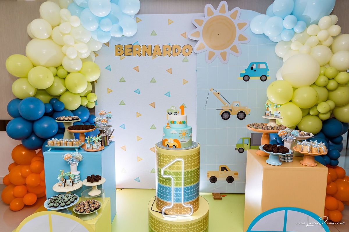Festa de 1 ano do Bernardo no condomínio, com tema de carros e trânsito, cheia de brincadeiras, diversão para as crianças e muito carinho de familiares e amigos. Fotografia de aniversario infantil em natal rn.