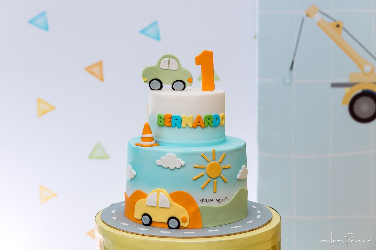 Festa de 1 ano do Bernardo no condomínio, com tema de carros e trânsito, cheia de brincadeiras, diversão para as crianças e muito carinho de familiares e amigos. Fotografia de aniversario infantil em natal rn.