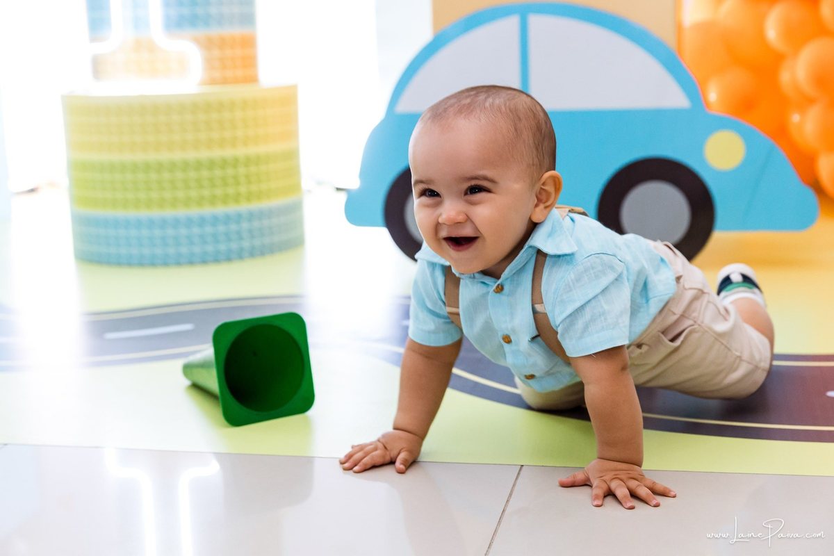 Festa de 1 ano do Bernardo no condomínio, com tema de carros e trânsito, cheia de brincadeiras, diversão para as crianças e muito carinho de familiares e amigos. Fotografia de aniversario infantil em natal rn.