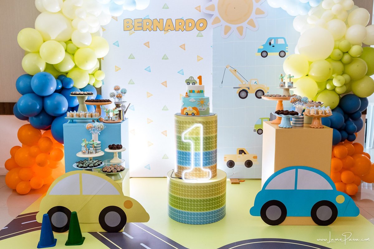 Festa de 1 ano do Bernardo no condomínio, com tema de carros e trânsito, cheia de brincadeiras, diversão para as crianças e muito carinho de familiares e amigos. Fotografia de aniversario infantil em natal rn.