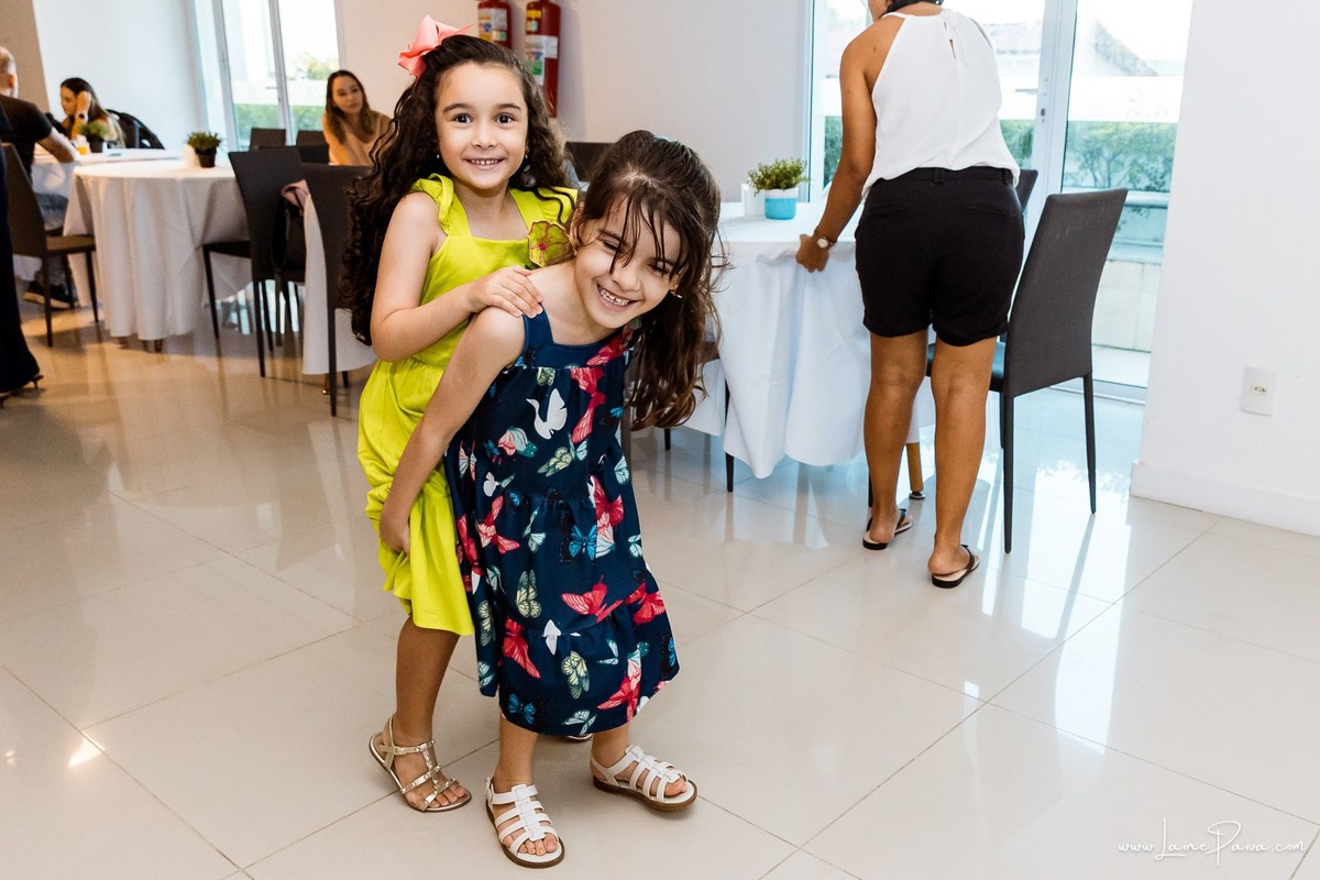 Festa de 1 ano do Bernardo no condomínio, com tema de carros e trânsito, cheia de brincadeiras, diversão para as crianças e muito carinho de familiares e amigos. Fotografia de aniversario infantil em natal rn.