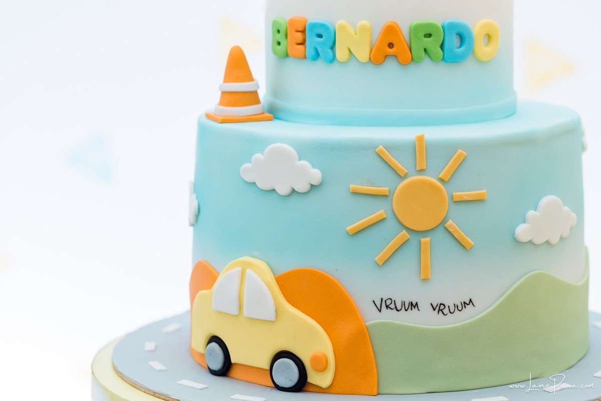 Festa de 1 ano do Bernardo no condomínio, com tema de carros e trânsito, cheia de brincadeiras, diversão para as crianças e muito carinho de familiares e amigos. Fotografia de aniversario infantil em natal rn.