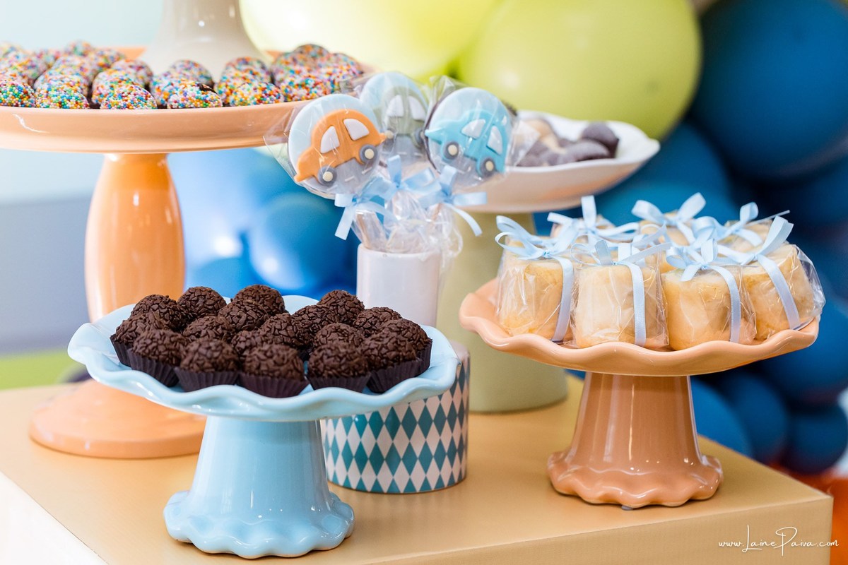 Festa de 1 ano do Bernardo no condomínio, com tema de carros e trânsito, cheia de brincadeiras, diversão para as crianças e muito carinho de familiares e amigos. Fotografia de aniversario infantil em natal rn.