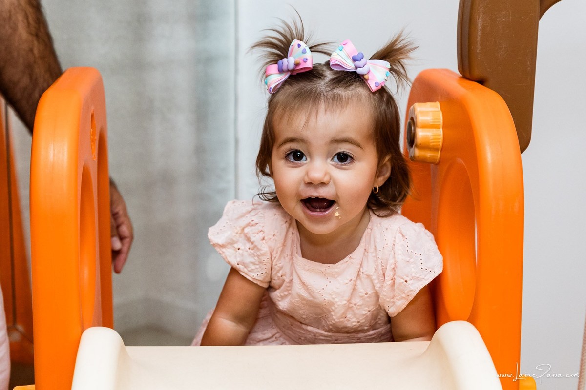 Festa de 1 ano do Bernardo no condomínio, com tema de carros e trânsito, cheia de brincadeiras, diversão para as crianças e muito carinho de familiares e amigos. Fotografia de aniversario infantil em natal rn.