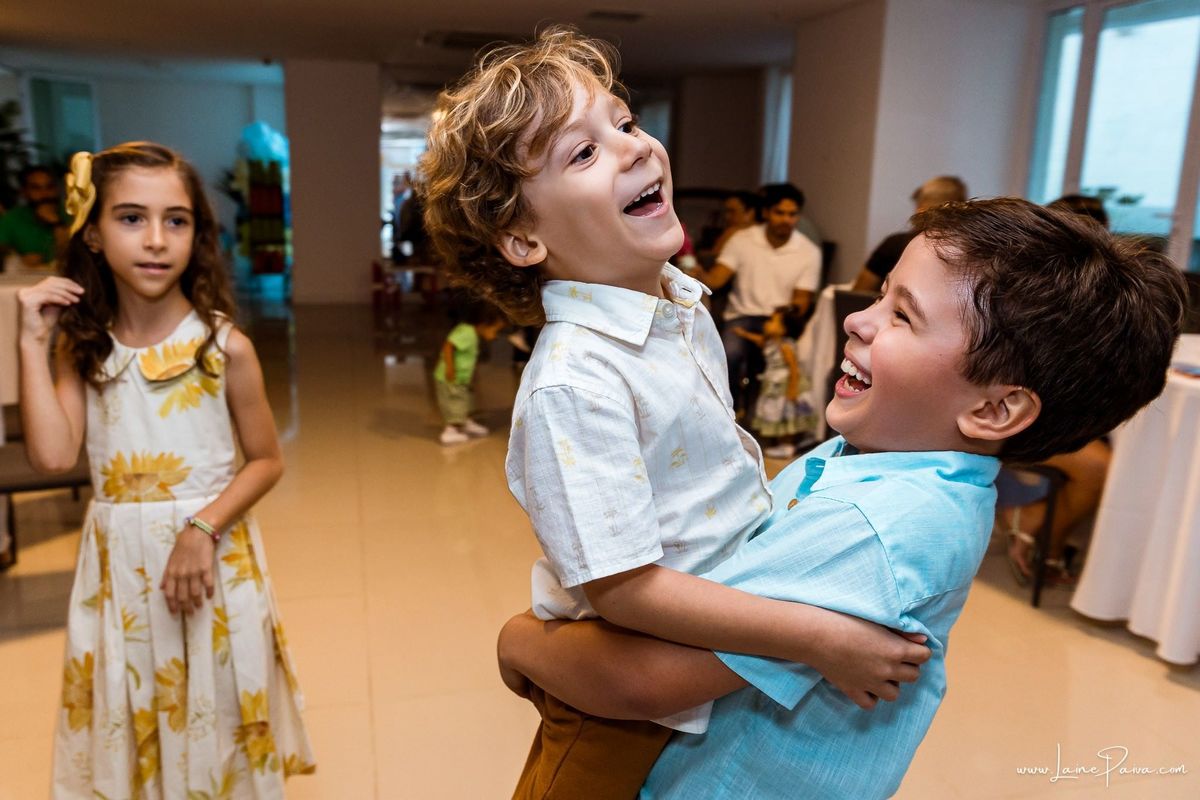 Festa de 1 ano do Bernardo no condomínio, com tema de carros e trânsito, cheia de brincadeiras, diversão para as crianças e muito carinho de familiares e amigos. Fotografia de aniversario infantil em natal rn.