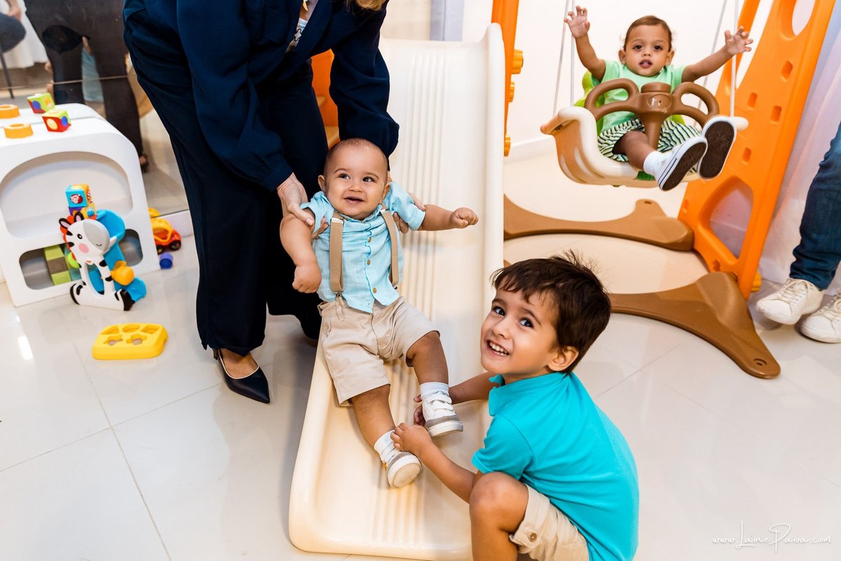 Festa de 1 ano do Bernardo no condomínio, com tema de carros e trânsito, cheia de brincadeiras, diversão para as crianças e muito carinho de familiares e amigos. Fotografia de aniversario infantil em natal rn.