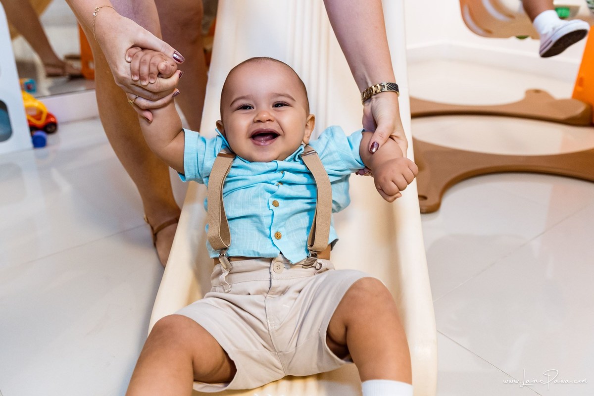 Festa de 1 ano do Bernardo no condomínio, com tema de carros e trânsito, cheia de brincadeiras, diversão para as crianças e muito carinho de familiares e amigos. Fotografia de aniversario infantil em natal rn.