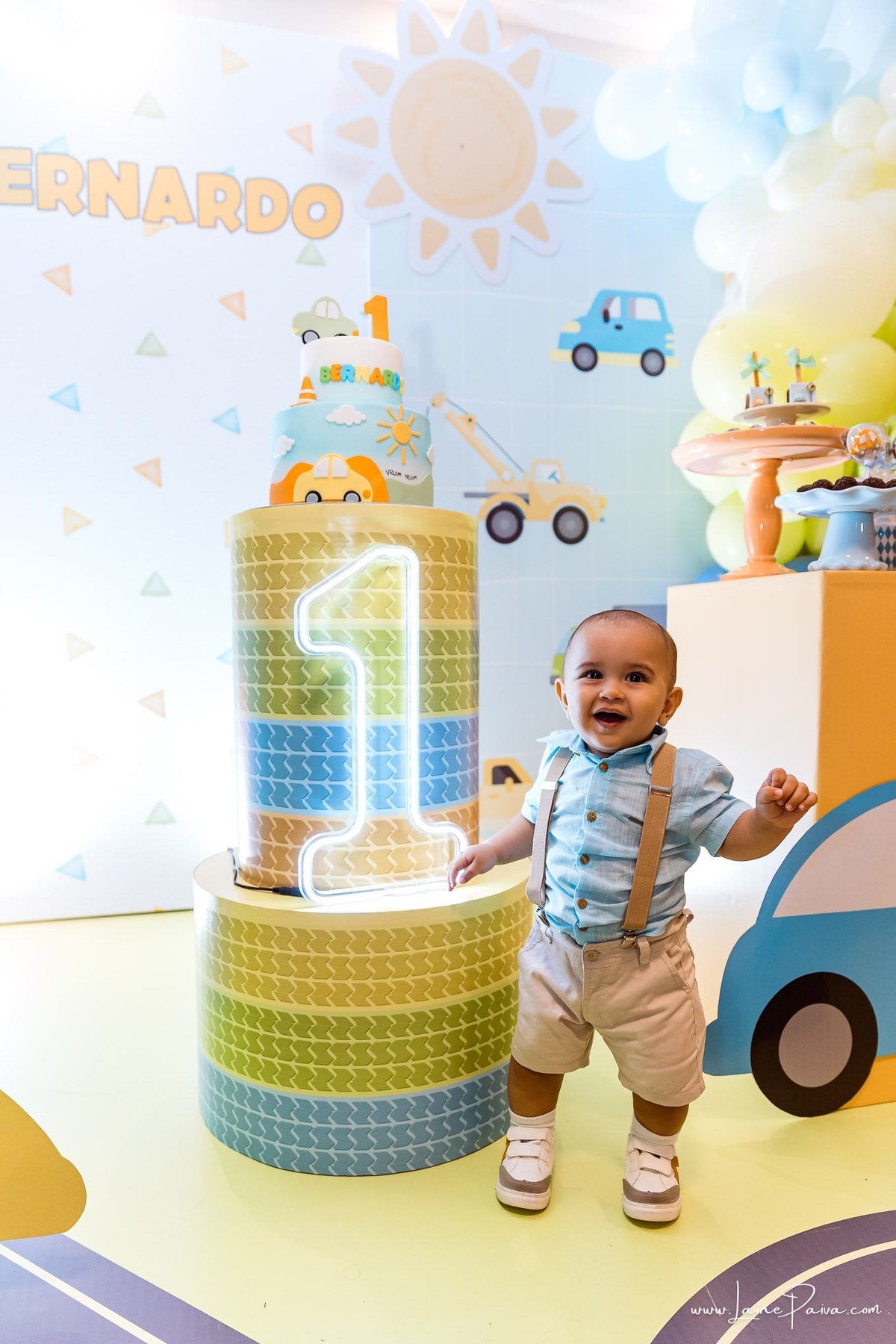 Festa de 1 ano do Bernardo no condomínio, com tema de carros e trânsito, cheia de brincadeiras, diversão para as crianças e muito carinho de familiares e amigos. Fotografia de aniversario infantil em natal rn.