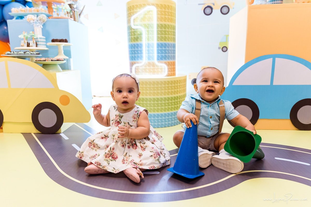 Festa de 1 ano do Bernardo no condomínio, com tema de carros e trânsito, cheia de brincadeiras, diversão para as crianças e muito carinho de familiares e amigos. Fotografia de aniversario infantil em natal rn.