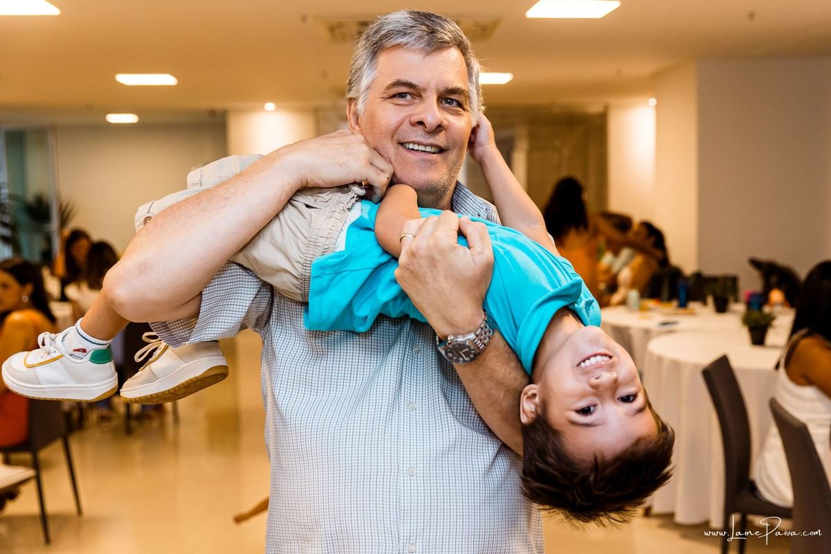 Festa de 1 ano do Bernardo no condomínio, com tema de carros e trânsito, cheia de brincadeiras, diversão para as crianças e muito carinho de familiares e amigos. Fotografia de aniversario infantil em natal rn.