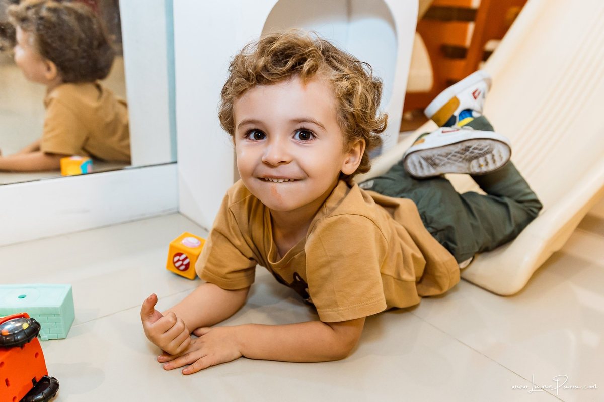 Festa de 1 ano do Bernardo no condomínio, com tema de carros e trânsito, cheia de brincadeiras, diversão para as crianças e muito carinho de familiares e amigos. Fotografia de aniversario infantil em natal rn.