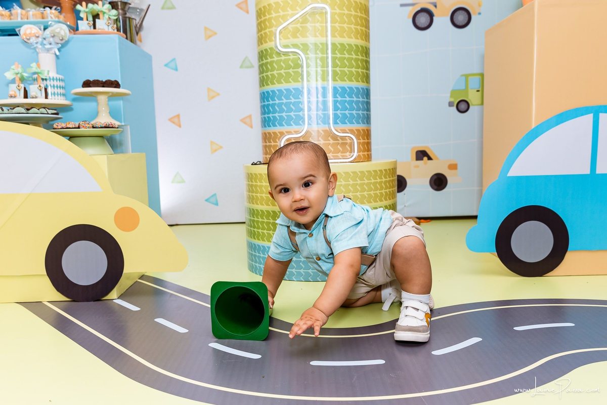 Festa de 1 ano do Bernardo no condomínio, com tema de carros e trânsito, cheia de brincadeiras, diversão para as crianças e muito carinho de familiares e amigos. Fotografia de aniversario infantil em natal rn.