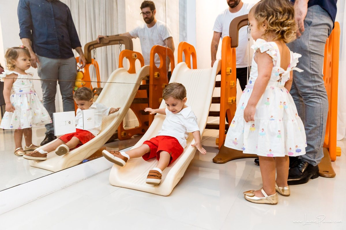Festa de 1 ano do Bernardo no condomínio, com tema de carros e trânsito, cheia de brincadeiras, diversão para as crianças e muito carinho de familiares e amigos. Fotografia de aniversario infantil em natal rn.