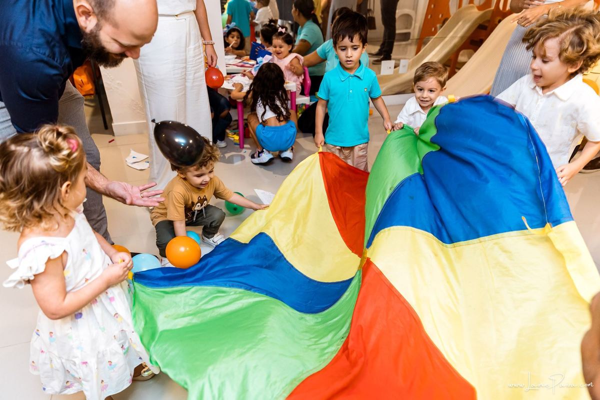 Festa de 1 ano do Bernardo no condomínio, com tema de carros e trânsito, cheia de brincadeiras, diversão para as crianças e muito carinho de familiares e amigos. Fotografia de aniversario infantil em natal rn.