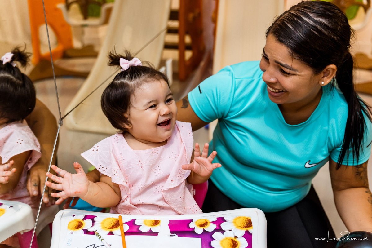 Festa de 1 ano do Bernardo no condomínio, com tema de carros e trânsito, cheia de brincadeiras, diversão para as crianças e muito carinho de familiares e amigos. Fotografia de aniversario infantil em natal rn.