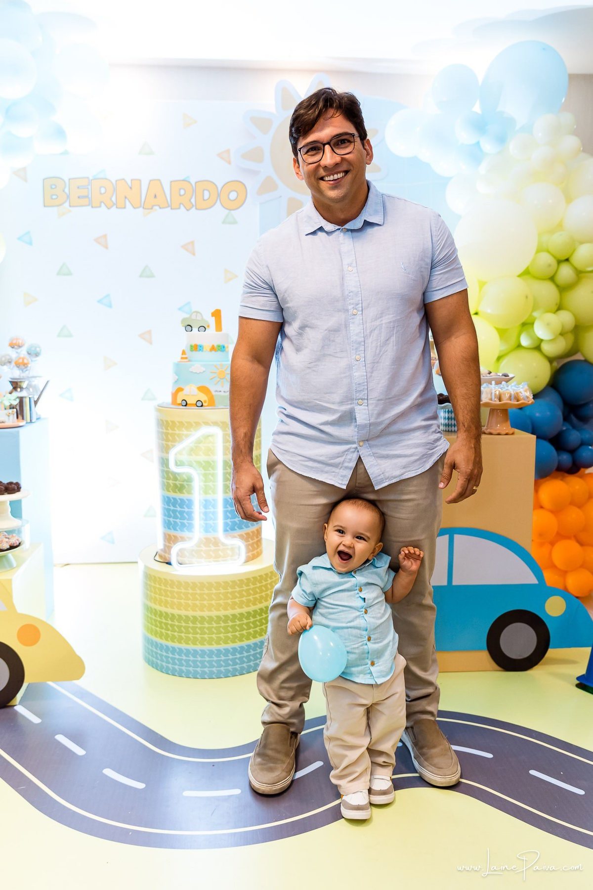 Festa de 1 ano do Bernardo no condomínio, com tema de carros e trânsito, cheia de brincadeiras, diversão para as crianças e muito carinho de familiares e amigos. Fotografia de aniversario infantil em natal rn.