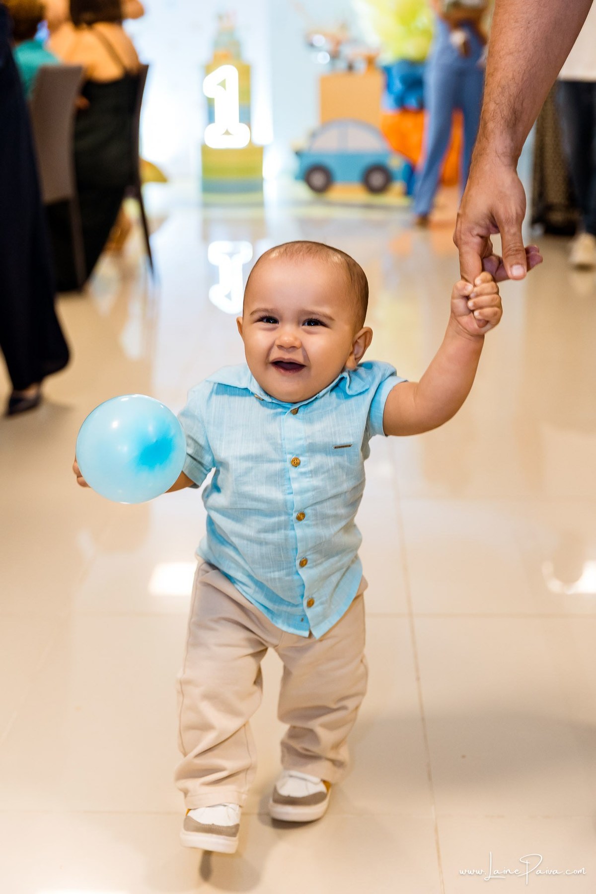Festa de 1 ano do Bernardo no condomínio, com tema de carros e trânsito, cheia de brincadeiras, diversão para as crianças e muito carinho de familiares e amigos. Fotografia de aniversario infantil em natal rn.