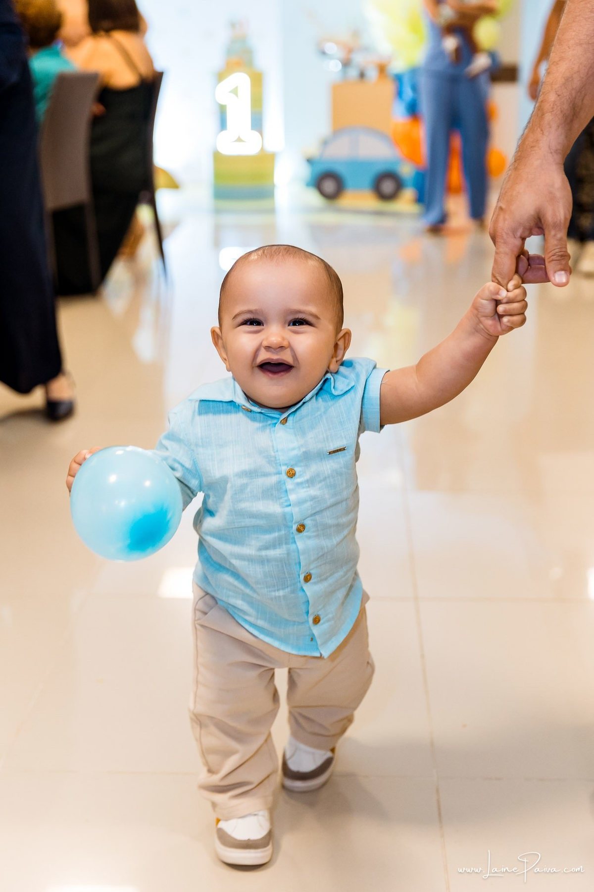 Festa de 1 ano do Bernardo no condomínio, com tema de carros e trânsito, cheia de brincadeiras, diversão para as crianças e muito carinho de familiares e amigos. Fotografia de aniversario infantil em natal rn.