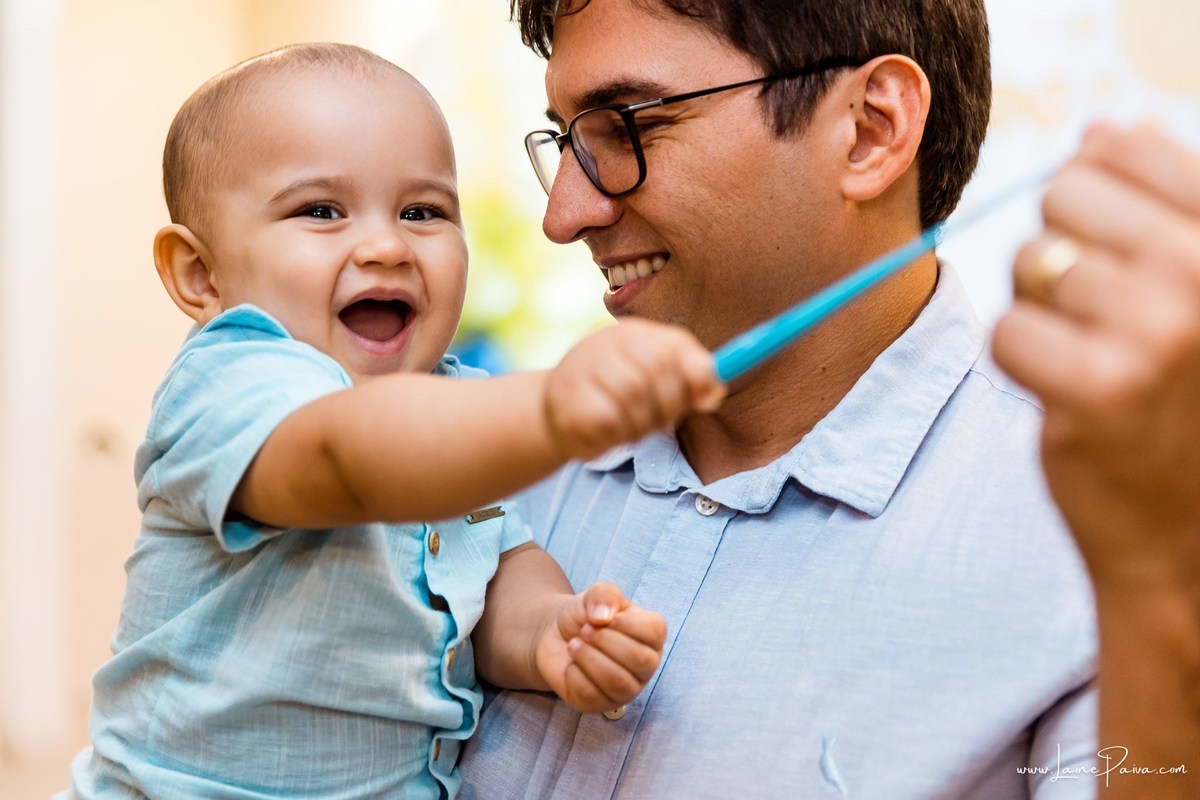 Festa de 1 ano do Bernardo no condomínio, com tema de carros e trânsito, cheia de brincadeiras, diversão para as crianças e muito carinho de familiares e amigos. Fotografia de aniversario infantil em natal rn.