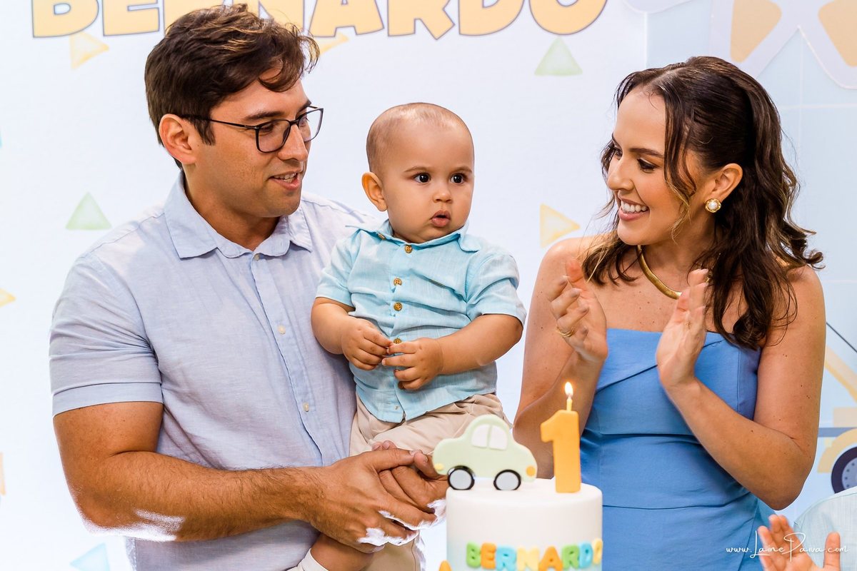 Festa de 1 ano do Bernardo no condomínio, com tema de carros e trânsito, cheia de brincadeiras, diversão para as crianças e muito carinho de familiares e amigos. Fotografia de aniversario infantil em natal rn.