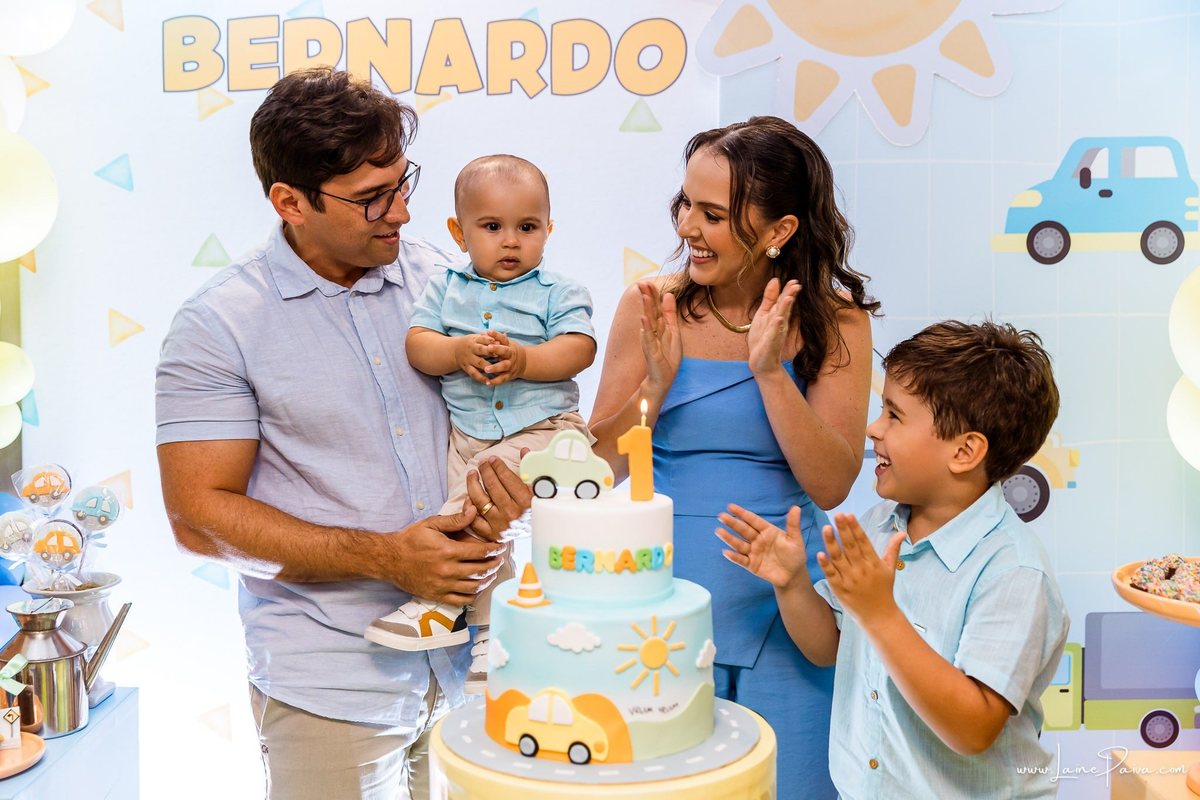 Festa de 1 ano do Bernardo no condomínio, com tema de carros e trânsito, cheia de brincadeiras, diversão para as crianças e muito carinho de familiares e amigos. Fotografia de aniversario infantil em natal rn.