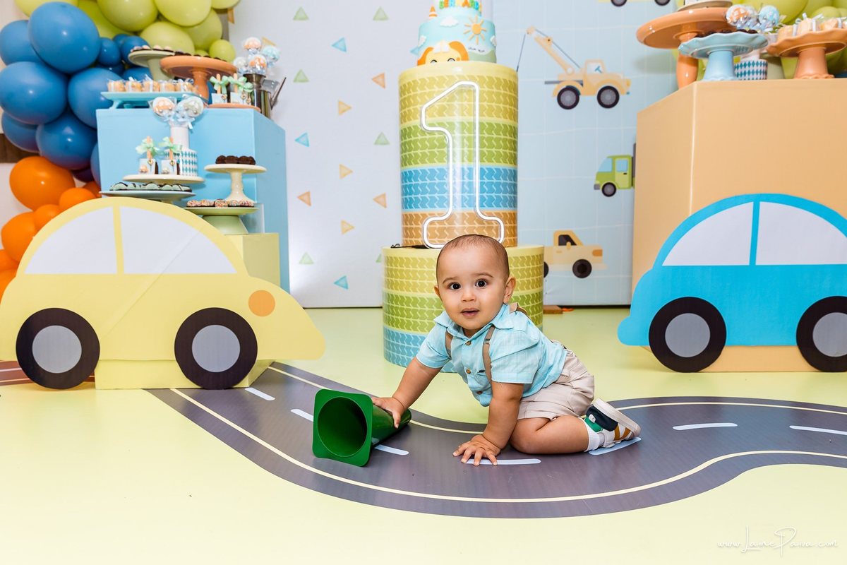 Festa de 1 ano do Bernardo no condomínio, com tema de carros e trânsito, cheia de brincadeiras, diversão para as crianças e muito carinho de familiares e amigos. Fotografia de aniversario infantil em natal rn.