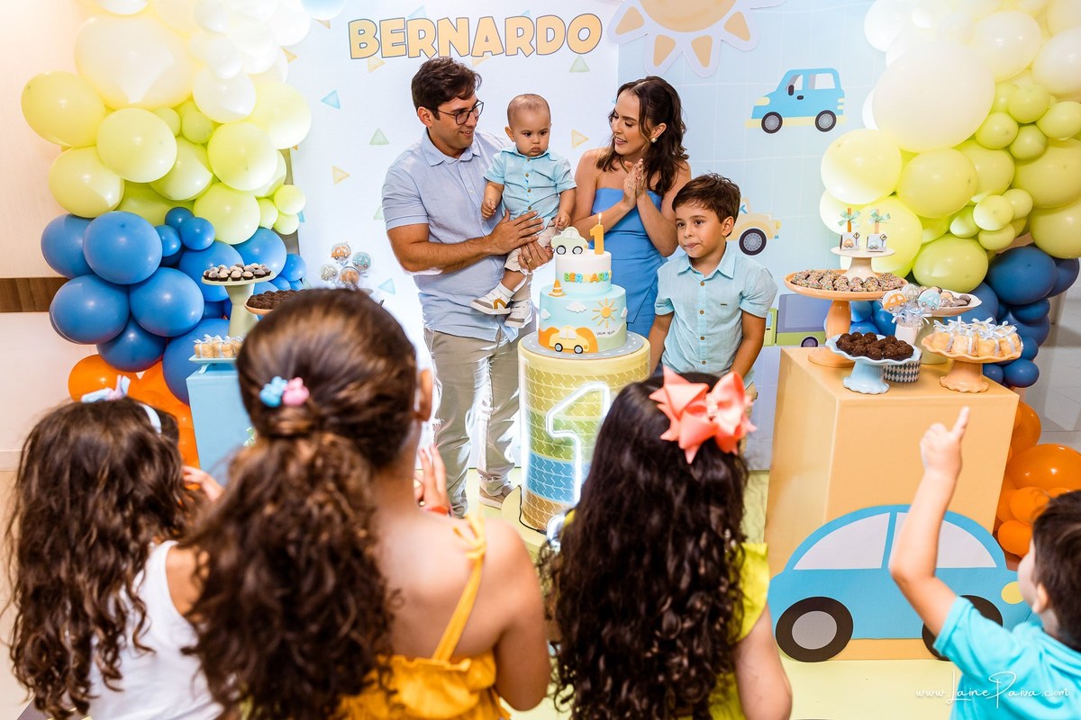 Festa de 1 ano do Bernardo no condomínio, com tema de carros e trânsito, cheia de brincadeiras, diversão para as crianças e muito carinho de familiares e amigos. Fotografia de aniversario infantil em natal rn.