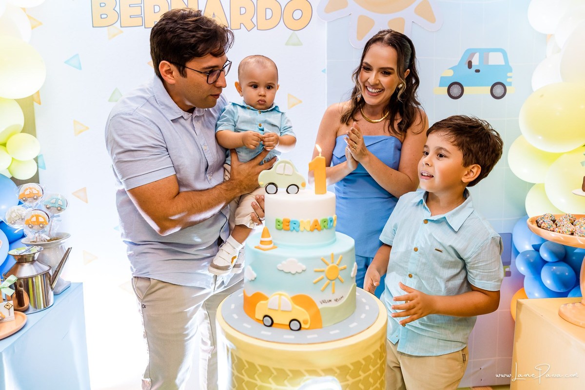 Festa de 1 ano do Bernardo no condomínio, com tema de carros e trânsito, cheia de brincadeiras, diversão para as crianças e muito carinho de familiares e amigos. Fotografia de aniversario infantil em natal rn.