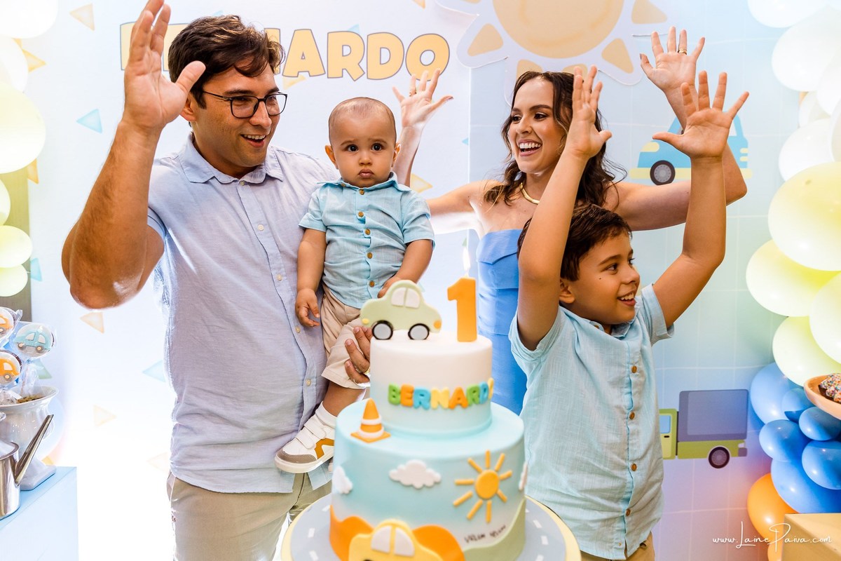 Festa de 1 ano do Bernardo no condomínio, com tema de carros e trânsito, cheia de brincadeiras, diversão para as crianças e muito carinho de familiares e amigos. Fotografia de aniversario infantil em natal rn.