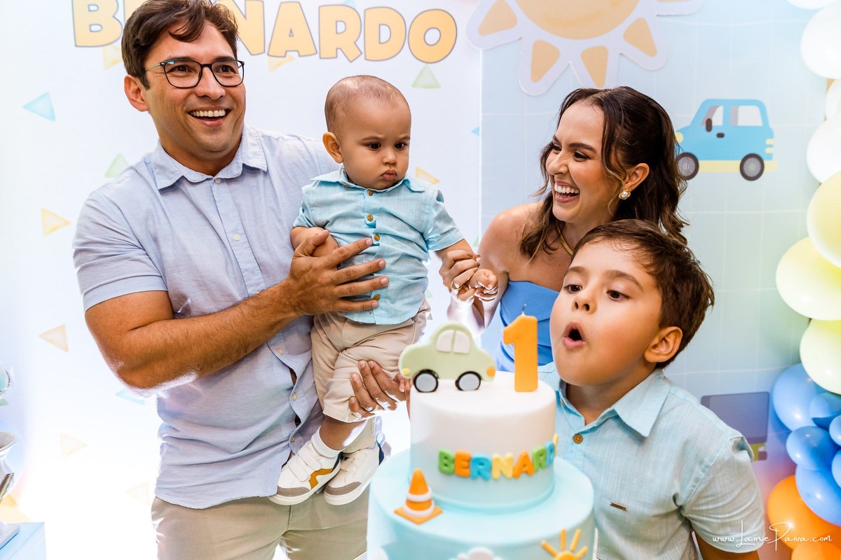 Festa de 1 ano do Bernardo no condomínio, com tema de carros e trânsito, cheia de brincadeiras, diversão para as crianças e muito carinho de familiares e amigos. Fotografia de aniversario infantil em natal rn.