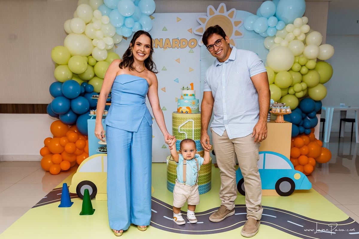 Festa de 1 ano do Bernardo no condomínio, com tema de carros e trânsito, cheia de brincadeiras, diversão para as crianças e muito carinho de familiares e amigos. Fotografia de aniversario infantil em natal rn.