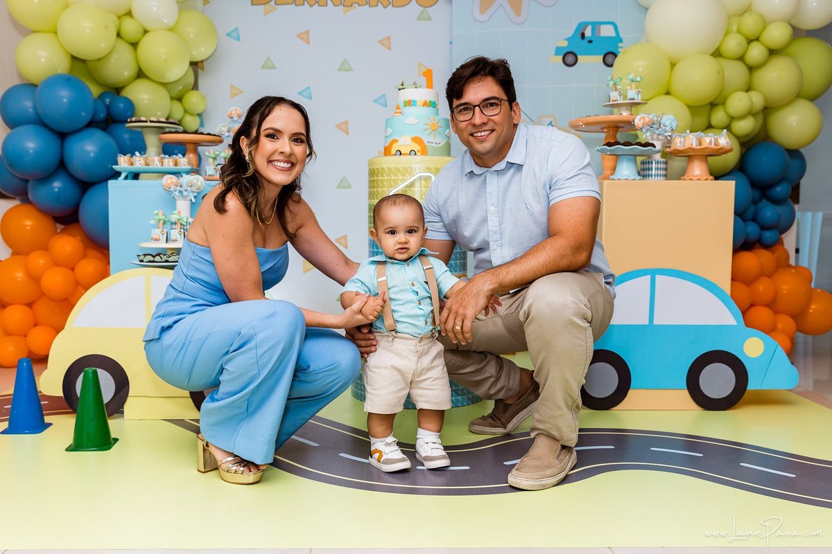 Festa de 1 ano do Bernardo no condomínio, com tema de carros e trânsito, cheia de brincadeiras, diversão para as crianças e muito carinho de familiares e amigos. Fotografia de aniversario infantil em natal rn.