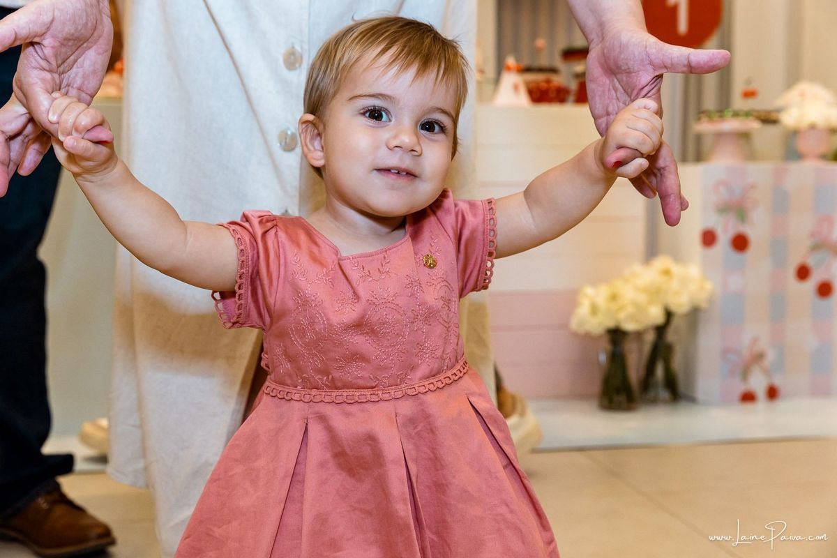 Festa de 1 ano de Ana Luiza no condomínio, com tema cerejinha, cheia de brincadeiras, diversão para as crianças e muito carinho de familiares e amigos. Fotografia de aniversario infantil em natal rn.