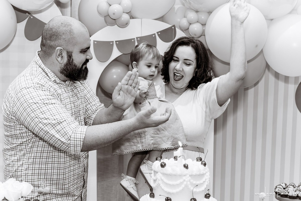 Festa de 1 ano de Ana Luiza no condomínio, com tema cerejinha, cheia de brincadeiras, diversão para as crianças e muito carinho de familiares e amigos. Fotografia de aniversario infantil em natal rn.