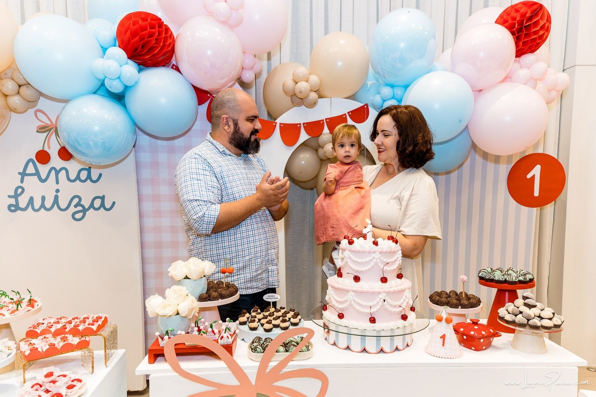Festa de 1 ano de Ana Luiza no condomínio, com tema cerejinha, cheia de brincadeiras, diversão para as crianças e muito carinho de familiares e amigos. Fotografia de aniversario infantil em natal rn.