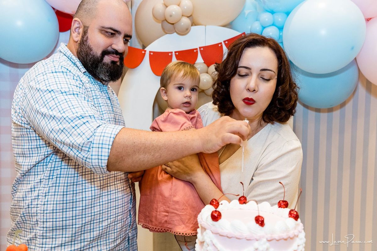 Festa de 1 ano de Ana Luiza no condomínio, com tema cerejinha, cheia de brincadeiras, diversão para as crianças e muito carinho de familiares e amigos. Fotografia de aniversario infantil em natal rn.