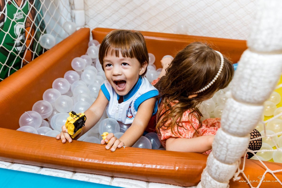 Festa de 3 ano do Bernardo no Let's play, com tema da patrulha canina, cheia de brincadeiras, diversão para as crianças e muito carinho de familiares e amigos. Fotografia de aniversario infantil em natal rn. Festa infantil de menino com bolo e doce.