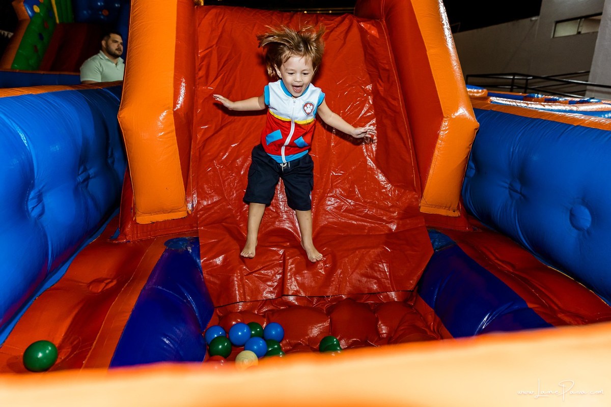 Festa de 3 ano do Bernardo no Let's play, com tema da patrulha canina, cheia de brincadeiras, diversão para as crianças e muito carinho de familiares e amigos. Fotografia de aniversario infantil em natal rn. Festa infantil de menino com bolo e doce.