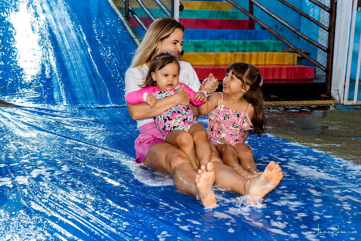 Festa de 4 anos de Helena na Vila do Brincar, com tema Minnie da Disney, cheia de brincadeiras, diversão para as crianças e muito carinho de familiares e amigos. Fotografia de aniversario infantil em natal rn. Festa infantil de menina com bolo e doce.