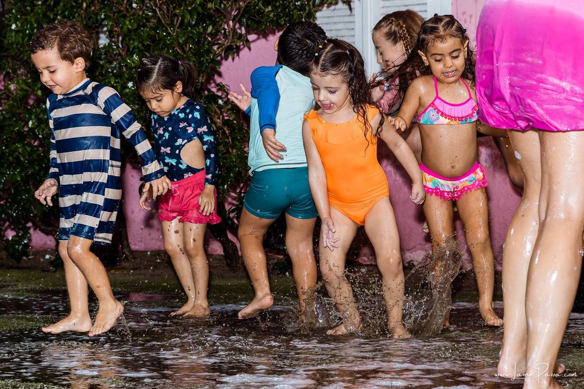 Festa de 4 anos de Helena na Vila do Brincar, com tema Minnie da Disney, cheia de brincadeiras, diversão para as crianças e muito carinho de familiares e amigos. Fotografia de aniversario infantil em natal rn. Festa infantil de menina com bolo e doce.