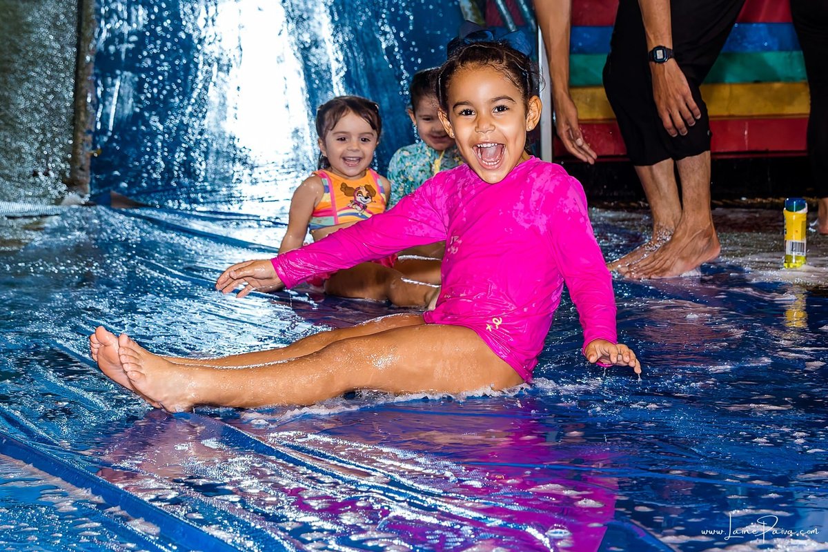 Festa de 4 anos de Helena na Vila do Brincar, com tema Minnie da Disney, cheia de brincadeiras, diversão para as crianças e muito carinho de familiares e amigos. Fotografia de aniversario infantil em natal rn. Festa infantil de menina com bolo e doce.