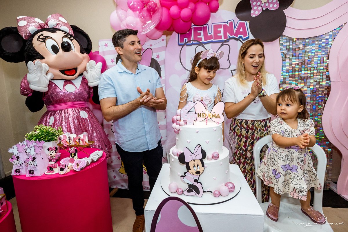 Festa de 4 anos de Helena na Vila do Brincar, com tema Minnie da Disney, cheia de brincadeiras, diversão para as crianças e muito carinho de familiares e amigos. Fotografia de aniversario infantil em natal rn. Festa infantil de menina com bolo e doce.