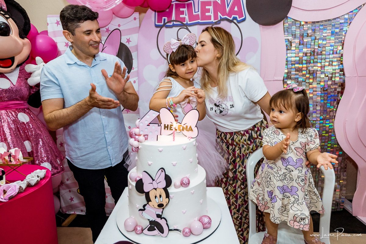 Festa de 4 anos de Helena na Vila do Brincar, com tema Minnie da Disney, cheia de brincadeiras, diversão para as crianças e muito carinho de familiares e amigos. Fotografia de aniversario infantil em natal rn. Festa infantil de menina com bolo e doce.