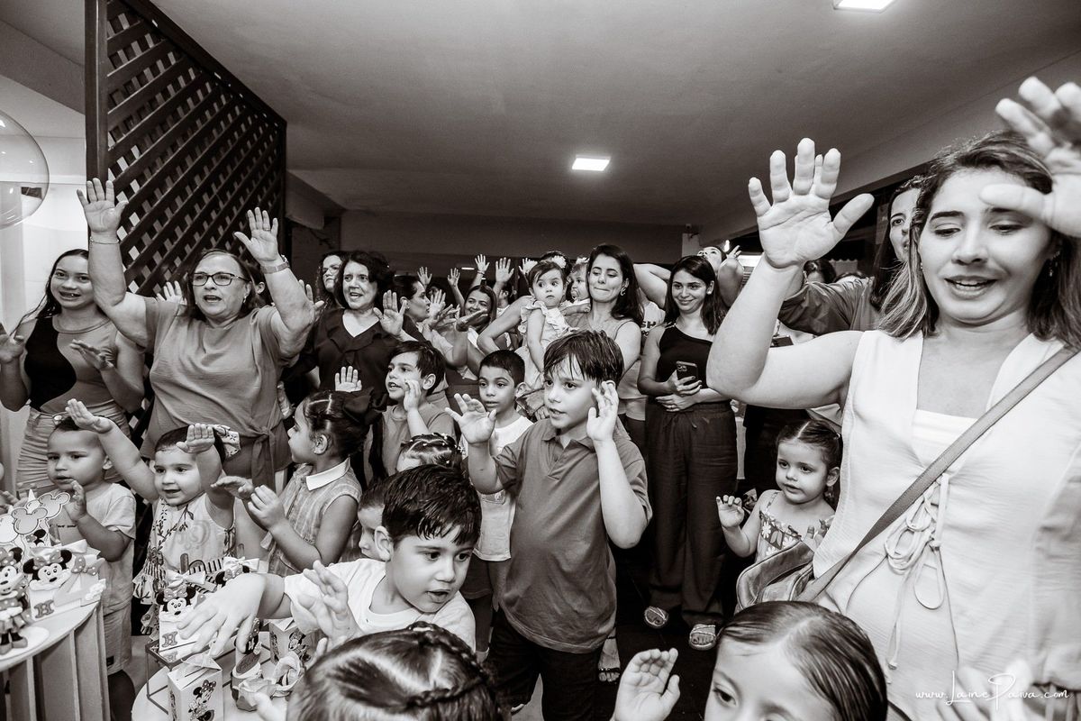 Festa de 4 anos de Helena na Vila do Brincar, com tema Minnie da Disney, cheia de brincadeiras, diversão para as crianças e muito carinho de familiares e amigos. Fotografia de aniversario infantil em natal rn. Festa infantil de menina com bolo e doce.