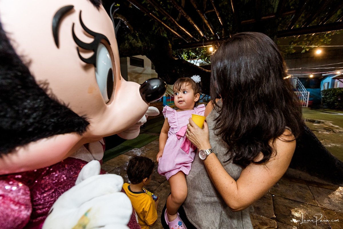 Festa de 4 anos de Helena na Vila do Brincar, com tema Minnie da Disney, cheia de brincadeiras, diversão para as crianças e muito carinho de familiares e amigos. Fotografia de aniversario infantil em natal rn. Festa infantil de menina com bolo e doce.