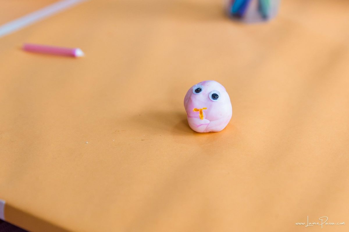 Festa de 4 anos de Helena na Vila do Brincar, com tema Minnie da Disney, cheia de brincadeiras, diversão para as crianças e muito carinho de familiares e amigos. Fotografia de aniversario infantil em natal rn. Festa infantil de menina com bolo e doce.