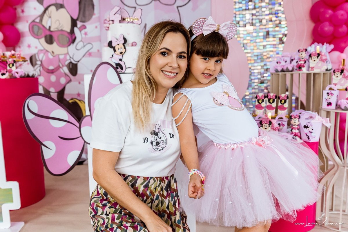 Festa de 4 anos de Helena na Vila do Brincar, com tema Minnie da Disney, cheia de brincadeiras, diversão para as crianças e muito carinho de familiares e amigos. Fotografia de aniversario infantil em natal rn. Festa infantil de menina com bolo e doce.