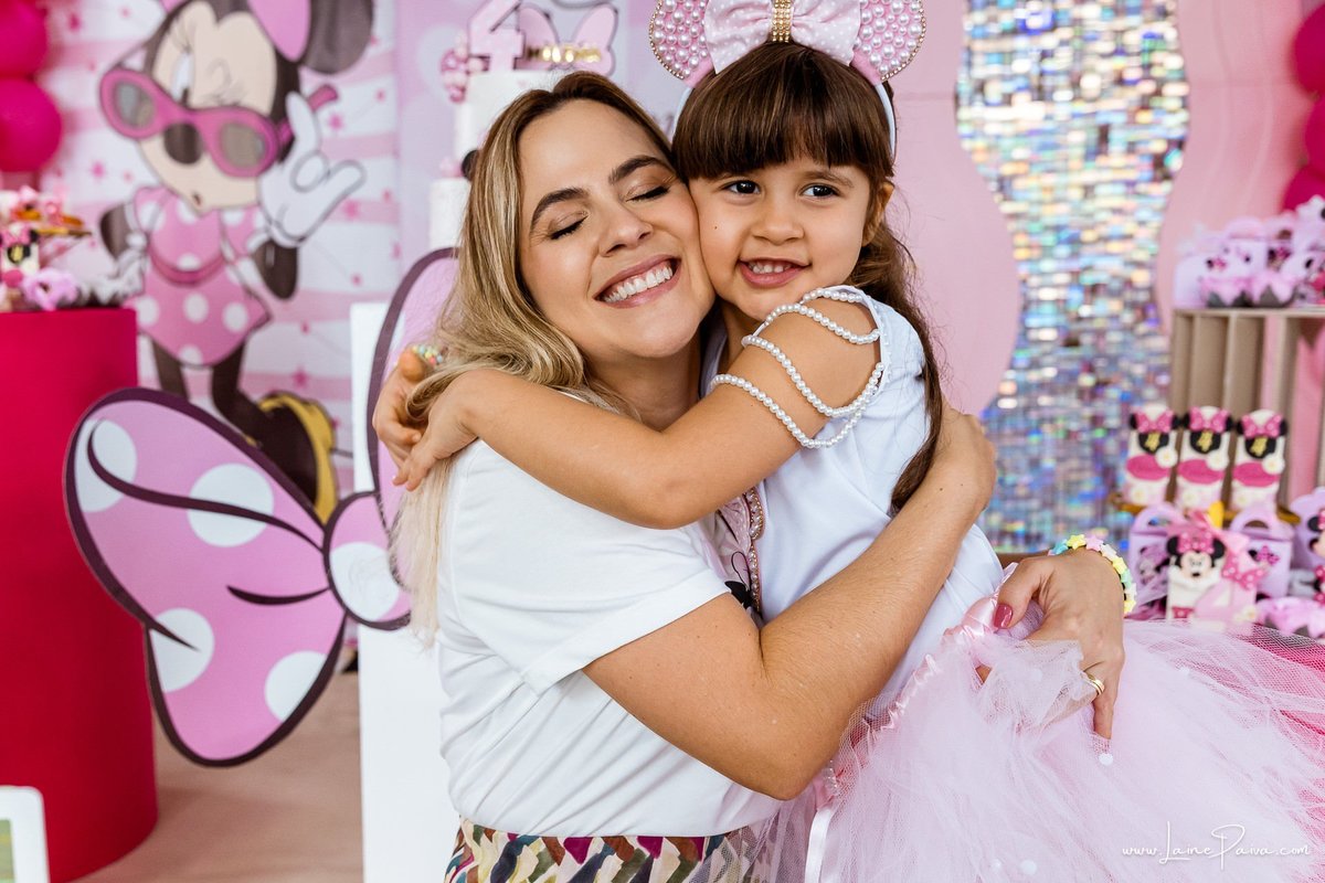 Festa de 4 anos de Helena na Vila do Brincar, com tema Minnie da Disney, cheia de brincadeiras, diversão para as crianças e muito carinho de familiares e amigos. Fotografia de aniversario infantil em natal rn. Festa infantil de menina com bolo e doce.
