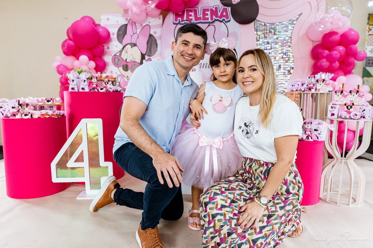 Festa de 4 anos de Helena na Vila do Brincar, com tema Minnie da Disney, cheia de brincadeiras, diversão para as crianças e muito carinho de familiares e amigos. Fotografia de aniversario infantil em natal rn. Festa infantil de menina com bolo e doce.